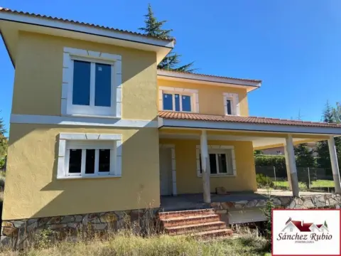 Casa en Las Navas del Marqués
