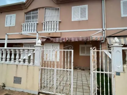 Casa adosada en calle del Río Vinalopó, 25