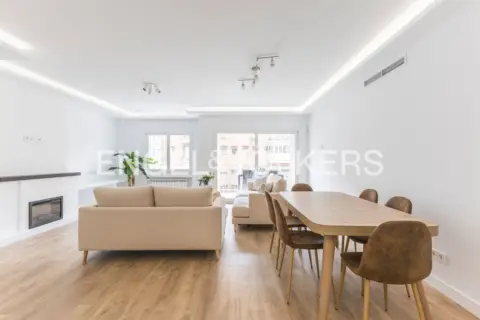 Piso en calle de la Reina Mercedes