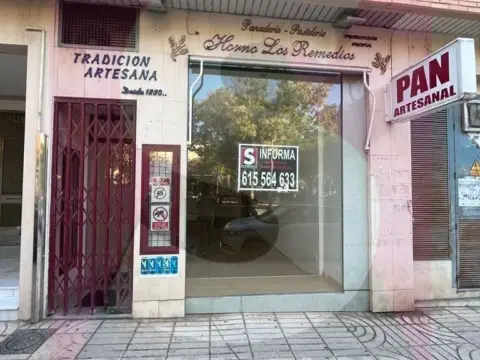 Local comercial en calle del Maestro