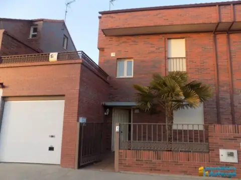 Casa adosada en calle Lago del Marques