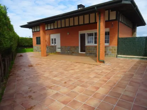 Chalet en calle Paco Labiano, 17