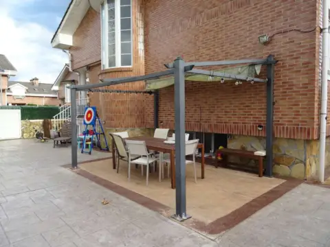 Casa adosada en Barrio de Adino