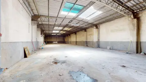 Nave industrial en calle de la Sierra Vieja