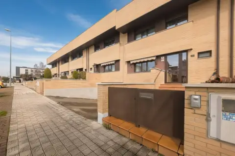 Casa adosada en Paseo Ibaialde