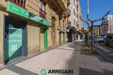 Local comercial en Kolon Pasealekua, 19