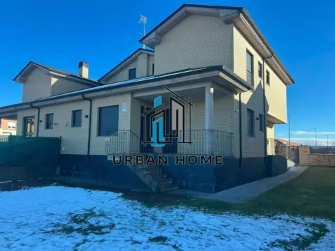 Casa pareada en calle del Bargaña