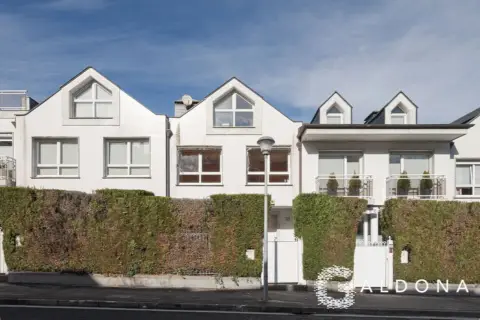 Casa adosada en calle de Isidro Ansorena