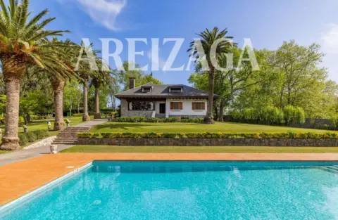 Chalet en calle Camino Landarbaso