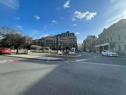 Local comercial en calle de la Autonomía, 8