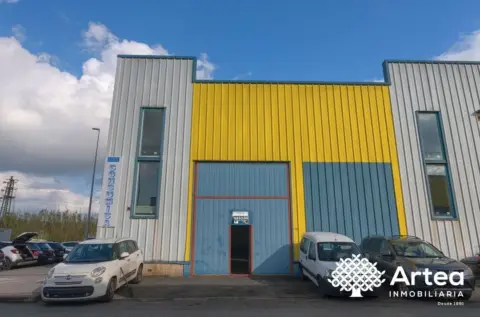 Nave comercial en Camino de Portu, 10
