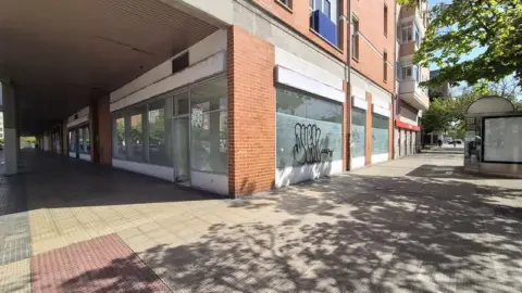 Local comercial en calle de Ororbia, 2