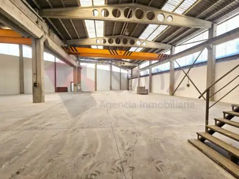 Nave industrial en calle de Luis Collado