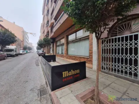 Local comercial en calle del Maestro Falla, 2