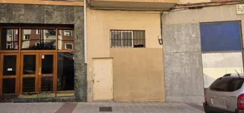 Local comercial en calle del Monte Mendaur