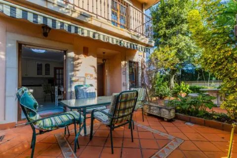 Casa adosada en calle de Tolaregoia