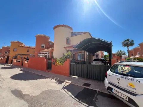 Chalet en Playa Flamenca-Las Piscinas