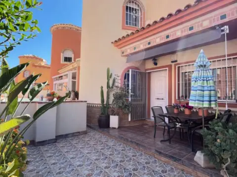 Chalet en Playa Flamenca-Las Piscinas