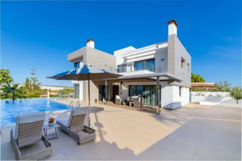 Chalet en Los Balcones-Los Altos-Punta Prima