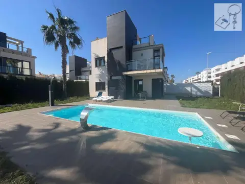 Chalet en calle Cabo Santa María