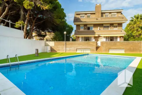 Chalet adosado en Carrer 19