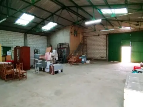 Nave comercial en Este