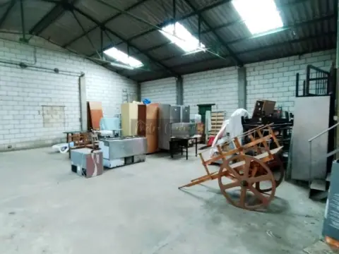 Nave comercial en Este