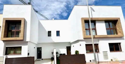 Chalet en calle Av. Academia Gral. del Aire, nº 117