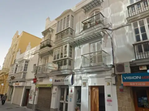 Piso en calle de la Constitución