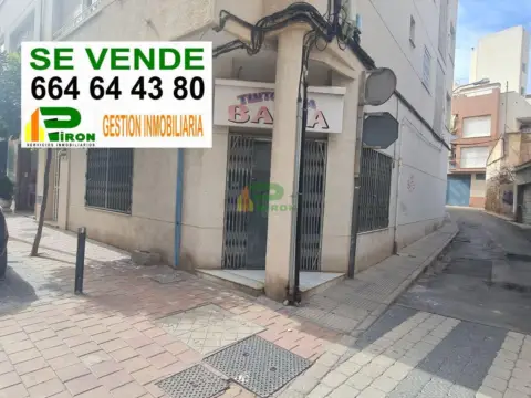 Local comercial en calle Jose Mouliaa