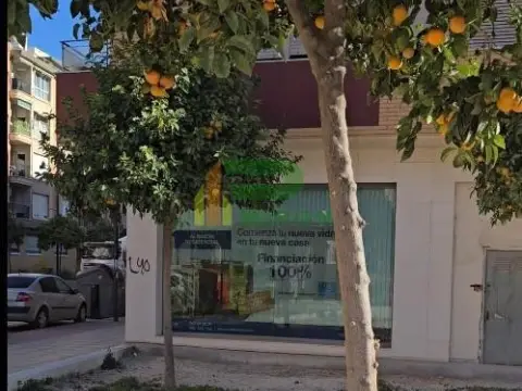 Local comercial en calle Frente Estación Nueva del Tren y La Avenida Eu...