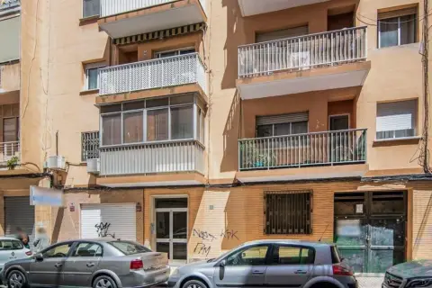 Local comercial en Barrio Peral