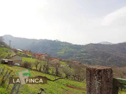 Terreno en calle La Mortera de Olloniego