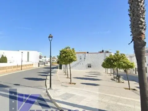 Casa en Cerca de La Plaza Virgen del Rocío