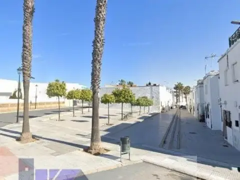 Casa en Cerca de La Plaza Virgen del Rocío