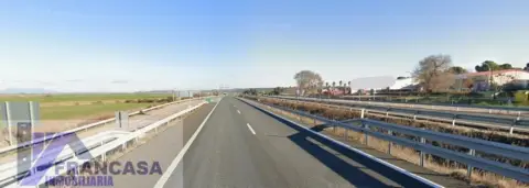Nave comercial en Cerca de La Piscina Pública Municipal