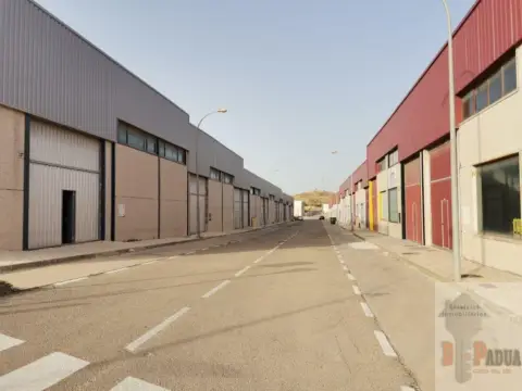 Nave comercial en calle Ganaderos, 37