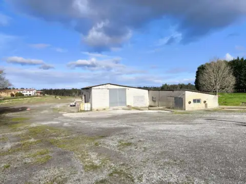 Nave comercial en Argüero