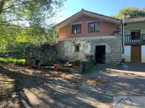 Casa en calle Barrio Cavadas