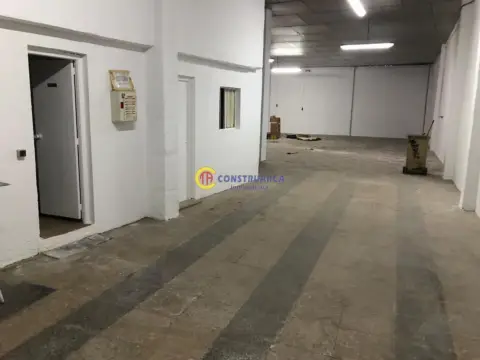 Nave comercial en Renfe