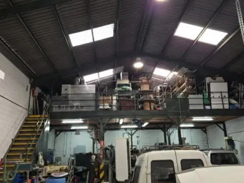 Nave industrial en Nuevo Parque-Los Rosales-Tráfico Pesado