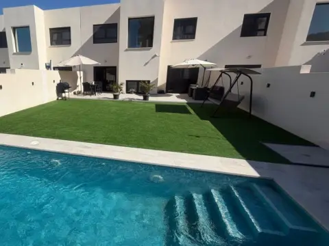 Chalet adosado en calle calle Desembarco