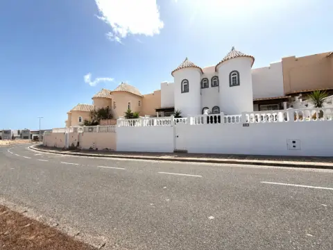 Chalet adosado en calle de Artemi