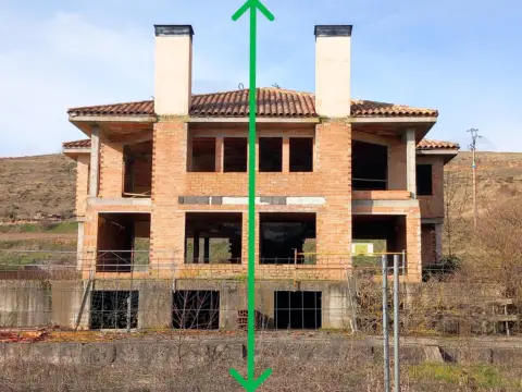 Chalet adosado en calle calle Santillan
