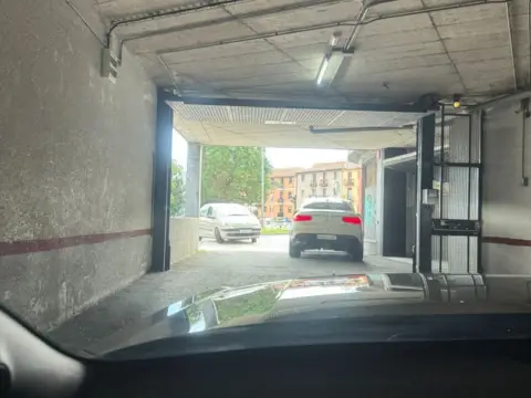 Garaje en calle de Macondo