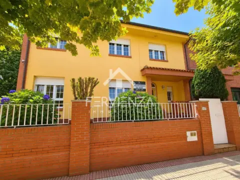 Chalet pareado en Castrillón