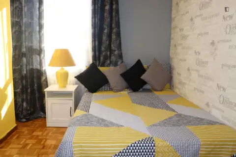 Habitación en San Isidro, Estación