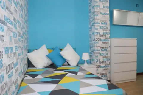 Habitación en San Isidro, Estación