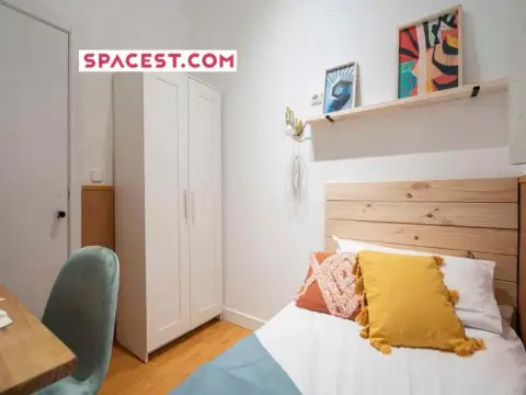 Habitación en calle de los Hermanos Álvarez Quintero, 6