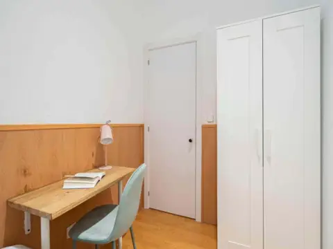 Habitación en calle de los Hermanos Álvarez Quintero, 6